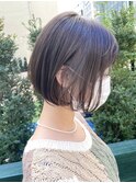 首が長く見えるミニボブ×グレージュ