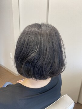 ドゥージングヘアースクラッチ(Dozing Hair Scratch) 癖毛を生かしたあご下ボブ