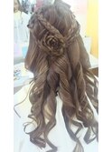 ダウンスタイルに薔薇「花形」