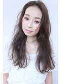 マットな質感とゆるふわウェーブで魅せる愛されロング