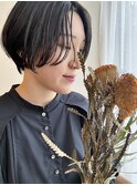 顔まわりにフィットするショートスタイル
