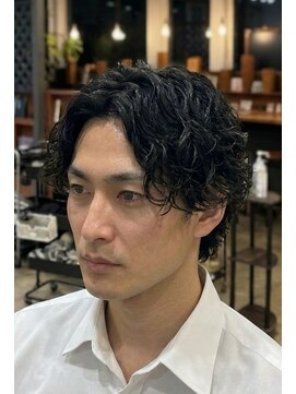 ジェットブラックキューサンロク(JET BLACK 936) フェザー×縦落ちツイストスパイラルパーマ