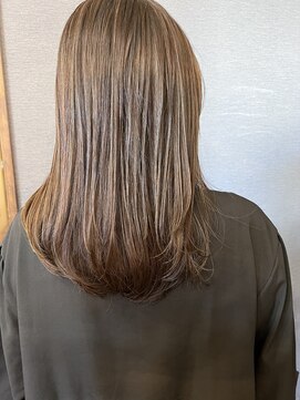 クララデアンシュシュ(Kurara de UN CHOU CHOU) 細めハイライトカラー