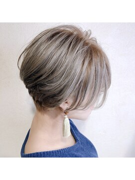 ジェコ(gecko) 【gecko.武蔵小山】立体感たっぷりのハイトーンショートボブ