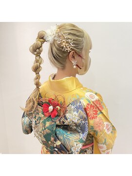 インサイドアウト(IN SIDE OUT+) ツイストポニー / ポニーアレンジ / 成人式【IN SIDE OUT＋】