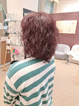 ボルドーカラー/暖色系カラー/レッド系カラー/ミディアムパーマ
