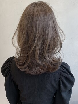 ウェイズ トウキョウ(Ways TOKYO) 色っぽいヌーディベージュ×ゆったりレイヤー。