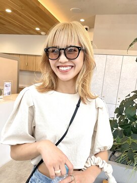 リットバイウェイズ(Lit by WAYS) ブロンドベージュ、顔周りレイヤーカット、インナーカラー