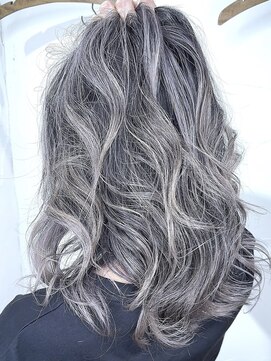 ブレイズヘアー(BLAZEhair) 脱白髪染めホワイトグレージュバレイヤージュ×ブリーチ2回