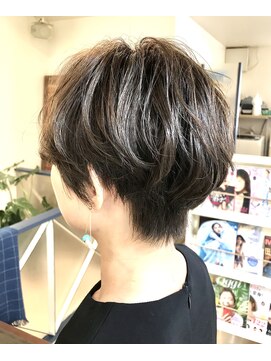 ヘアアンドメイクフリッシュ(HAIR&MAKE FRISCH) デザインカラー　アプリエミドルブルーアッシュ　丸みショート
