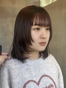 テトヘアー(teto hair) ミディアムレイヤー、ぱっつん前髪、ブラウンベージュ