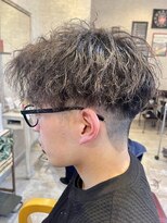 クオリア(Quaria)&nbsp;刈り上げアップバングショートツイストスパイラルパーマ短髪黒髪