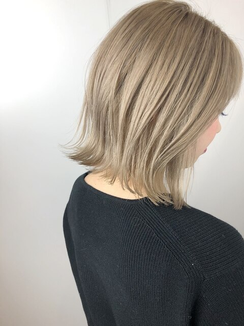 切りっぱなしぶつ切りボブ 外ハネボブ ブロンドヘア金髪ボブ