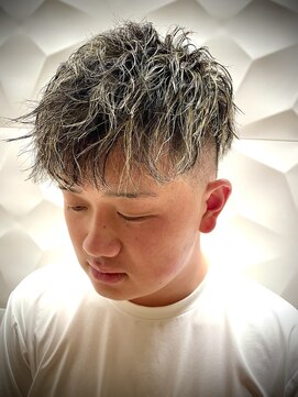 銀座マツナガ 浅草店 ツイスパ×金メッシュフェードスタイル