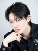 黒髪ツーブロックナチュラルセンターパートフェザーパーマ眉毛