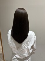 プールト ジュール モナミ(pourtoujours monami) レイヤーカット オリーブカラー 艶髪ストレート