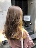 黄色のインナーカラーのふわふわロングヘア