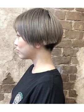 マギーヘア(magiy hair) magiyhair［西部笑］前下がりショート シルバー