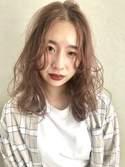 セミロングのウェットヘアー