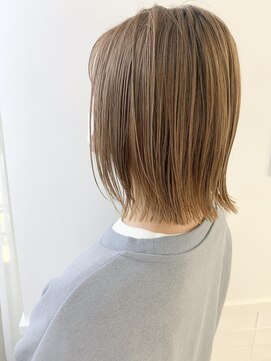 ネオリーブ チロル 横浜西口店(Neolive CiroL.) シアーベージュカラーのタッセルボブ