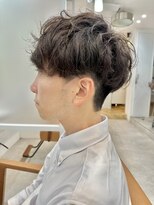 ロミーオム 本厚木(ROMMY. Homme)&nbsp;刈り上げツーブロックゆるめスパイラルパーマビジネスメンズヘア