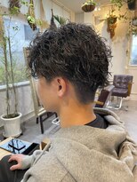 アルマ(ALMA)&nbsp;ミディアムツイストスパイラルパーマセンターパート黒髪マッシュ