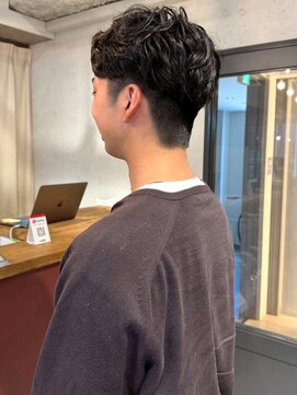 アトリエ(atelier.) ツーブロック ナチュラルパーマ 黒髪 刈り上げ メンズパーマ