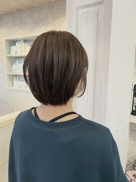 キャアリー(Caary) 福山美容室carry ショートボブ耳かけ大人くびれショート40代50代