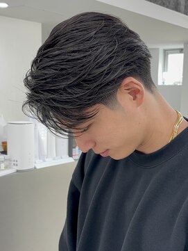 カット　フェザーパーマ　センターパート　ニュアンスパーマ