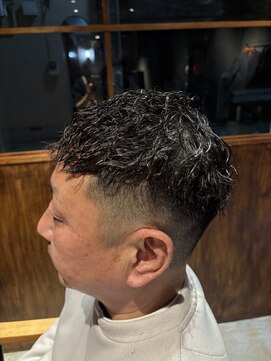 アンドワークス 2nd(&WORKS) ピンパーマフェードスタイル