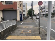 駐車場のご案内。柳瀬町バス停の後方に10台程駐車場あります。