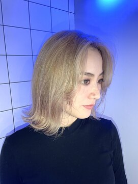 バックボッカー(BACK BOCKER) ホワイトベージュ_ボブ_フェザーバング