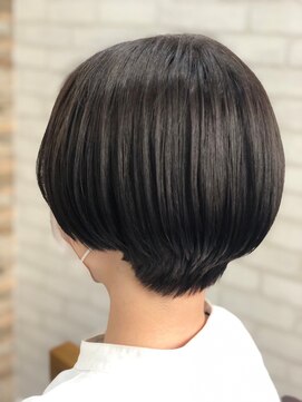 ハサミバイアトリエナガノ 千葉(8sami by atelier nagano) ショートボブ/センターパート/ツヤ髪/グラデーション/イヤリング