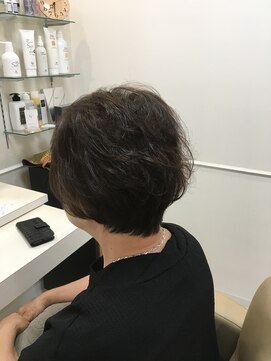 レヴィア(revia) ふんわり手ぐしで簡単大人ショートスタイル