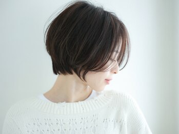 パース 横浜(PERS)の写真/白髪を隠すだけじゃない♪透明感と艶を楽しむ、大人女性のためのお洒落なグレイカラー◎