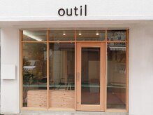 ウティ(outil)の雰囲気（木枠の大きな窓で、店内にも気持ちの良い日差しが入ります♪）