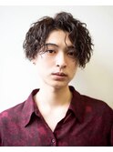 センターパート黒髪スパイラルツーブロック