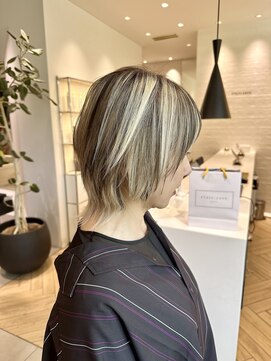 ステア ケース(stair case) 白髪活かし　ハイライト　ウルフカット　ローライト　50代