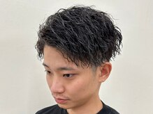 《*アップバング×ツイストスパイラルパーマ*》ビジネス寄りのスタイルで、より大人男性の印象に◎[メンズ]