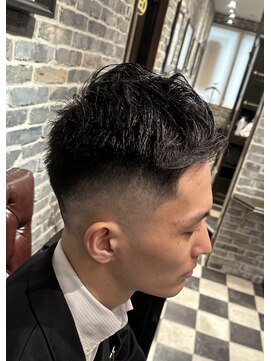 ミリオンバックス 御徒町店(Million Backs) フェード/ボリュームパーマ/かき上げ<理容室>[メンズ/眉毛]