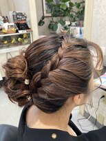 ダウエルイースト 編み込みまとめ髪