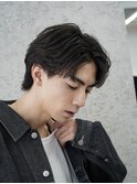 大人の抜け感を演出する、今トレンドのフェザーパーマ