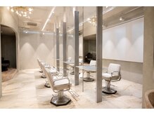 ラビス 赤羽(Lovis)の雰囲気（自然光のような柔らかな照明と開放感のある店内で写真映えも◎）