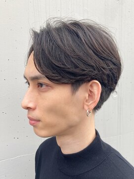 ウェイビーエフティフィフス 横浜西口(WAVEY ft.fifth) センターパートニュアンスパーマツーブロックメンズマッシュ