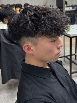 イーラ(era) 黒髪前下がりマッシュスパイラルパーマスペインカール