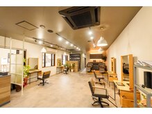 シェリルヘア(cherir.hair)の雰囲気（大きな窓から景色も感じられます。桜の時期がとても綺麗です。）