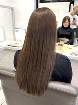 キートス(Kiitos) グレージュカラー透明感ベージュ艶髪ロング水素カラー