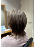 20代30代くびれアッシュベージュ