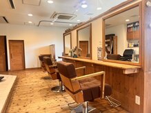 ミル(mille)の雰囲気（店内は木目基調で暖かい雰囲気♪）