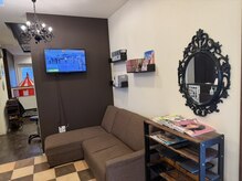 入ってすぐに広い待合スペースがあります。